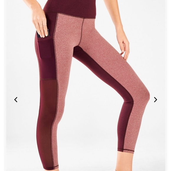 Fabletics High-Waisted Pocket Capri Burgundy/Berry - Picture 3 of 6